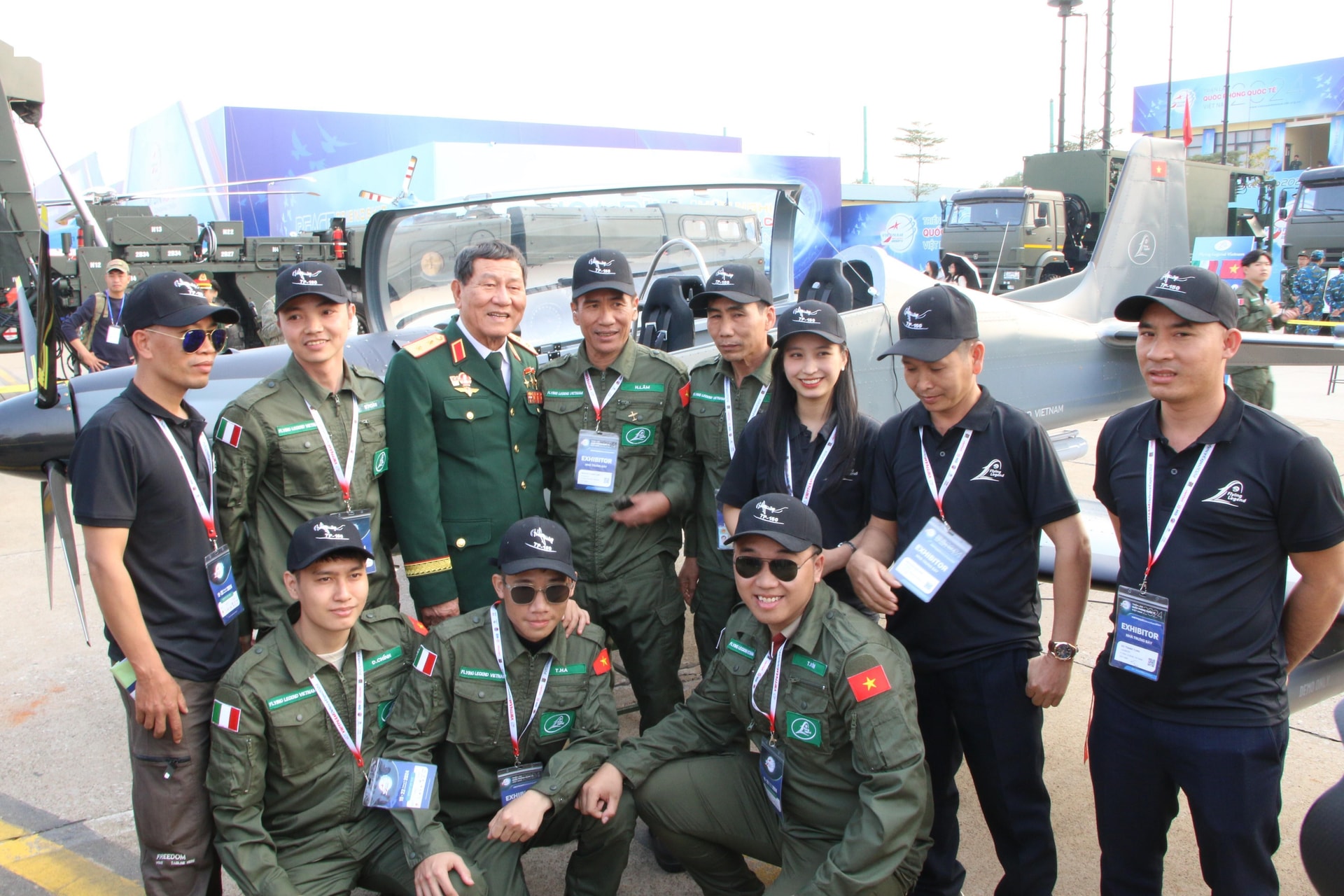 Trung tướng Phạm Tuân chụp ảnh cùng các thành viên thuộc nhóm sản xuất TP-150 của công ty Flying Legend Vietnam.