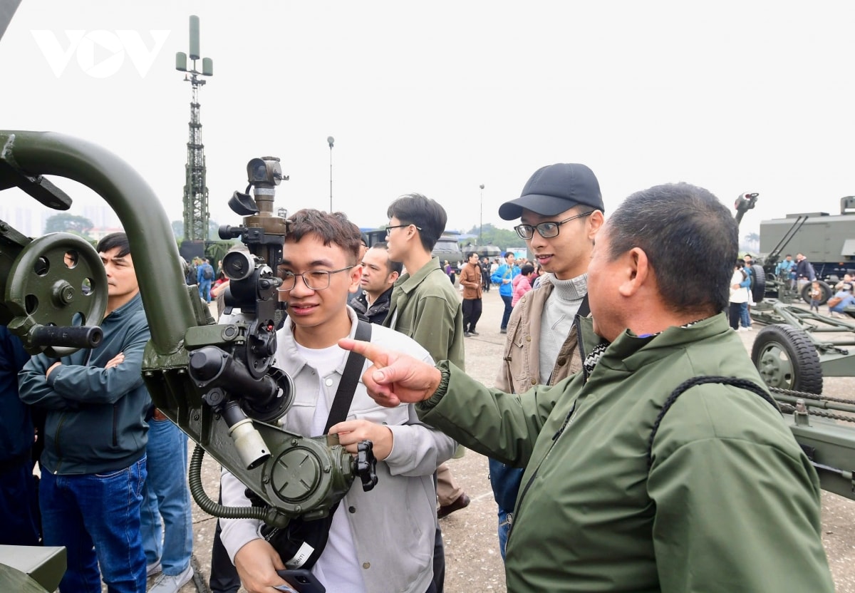  bien nguoi toi trien lam quoc phong chiem nguong vu khi hien dai hinh anh 14