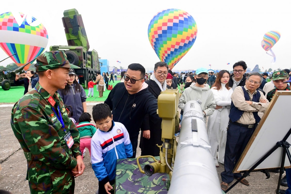  bien nguoi toi trien lam quoc phong chiem nguong vu khi hien dai hinh anh 12
