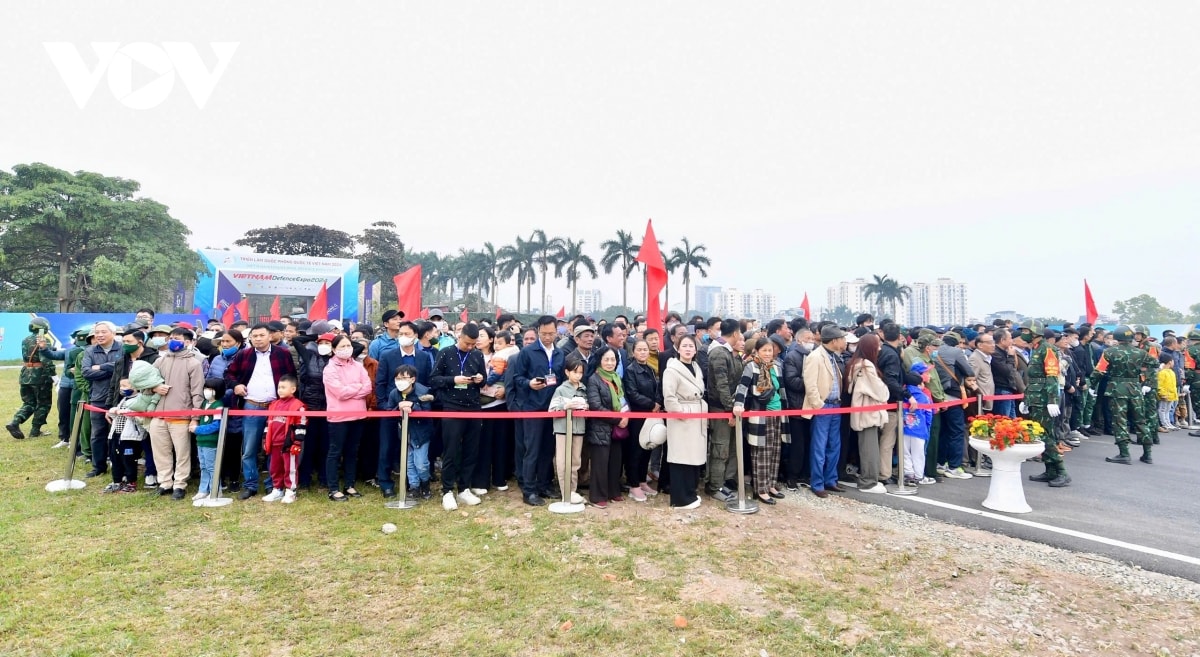  bien nguoi toi trien lam quoc phong chiem nguong vu khi hien dai hinh anh 4