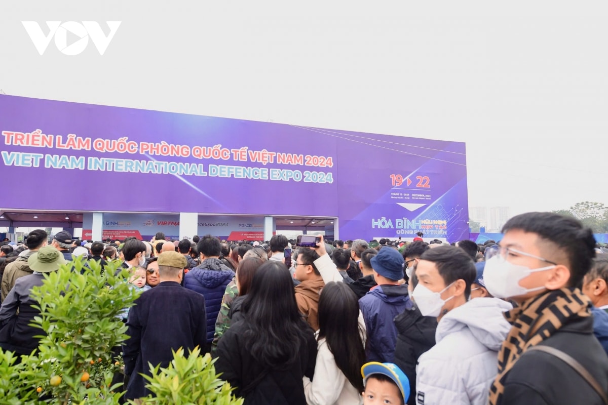  bien nguoi toi trien lam quoc phong chiem nguong vu khi hien dai hinh anh 3