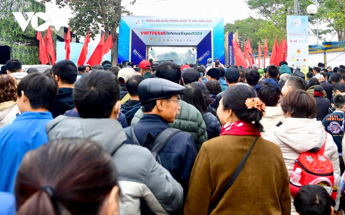  bien nguoi toi trien lam quoc phong chiem nguong vu khi hien dai hinh anh 1