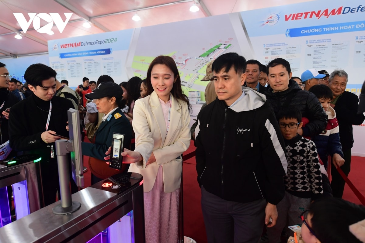  bien nguoi toi trien lam quoc phong chiem nguong vu khi hien dai hinh anh 5