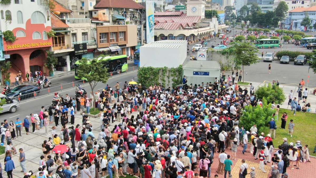 nha ga dong nghit nguoi den trai nghiem tuyen metro ben thanh - suoi tien hinh anh 25