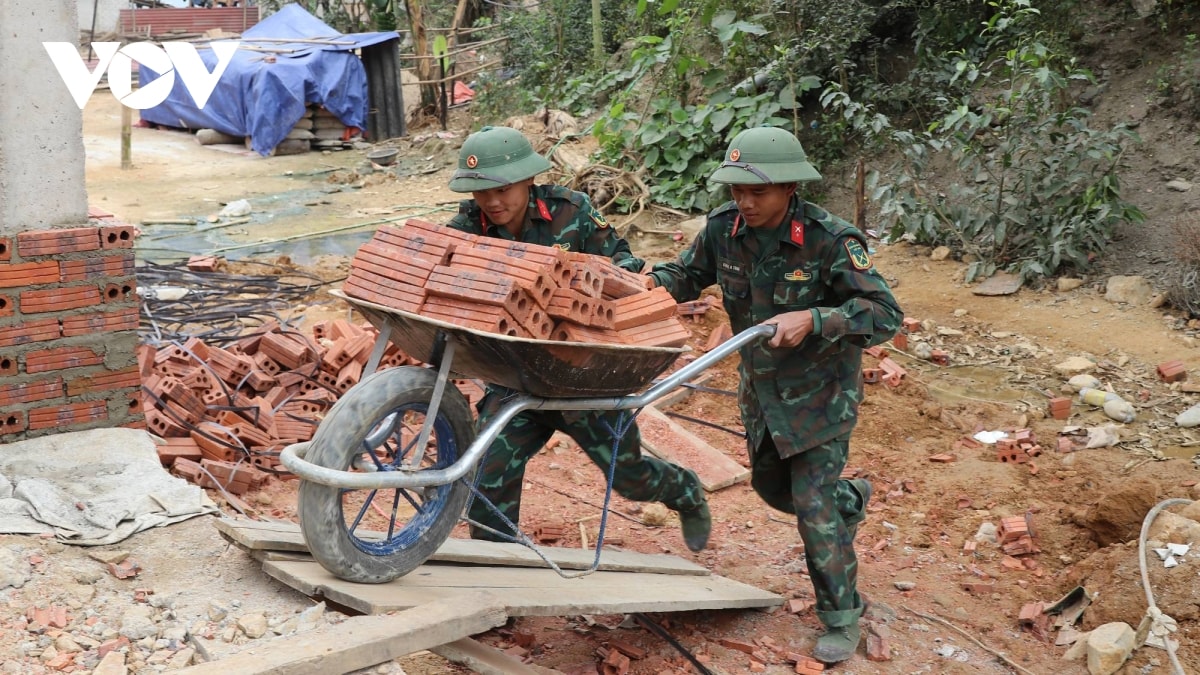 bo doi cu ho - Diem tua vung chac cho nguoi dan bien gioi Dien bien hinh anh 1