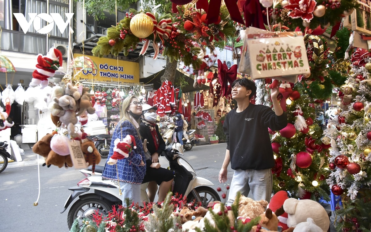 lung linh mau sac giang sinh tren khap pho phuong ha noi hinh anh 6