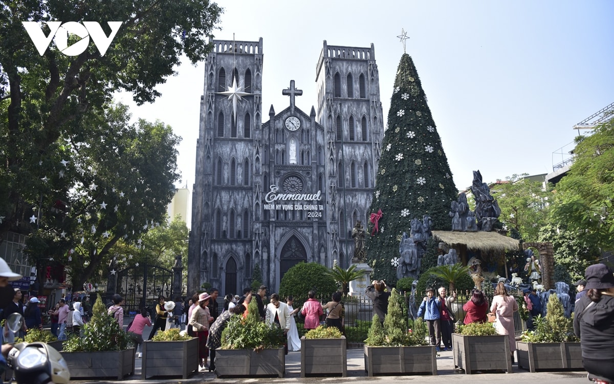 lung linh mau sac giang sinh tren khap pho phuong ha noi hinh anh 10