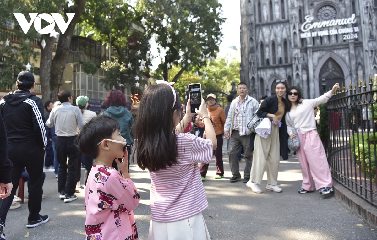 lung linh mau sac giang sinh tren khap pho phuong ha noi hinh anh 12