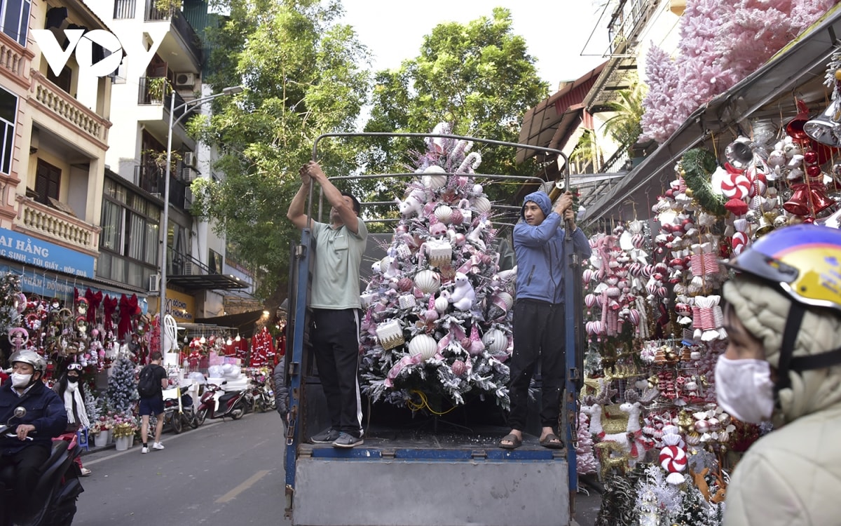 lung linh mau sac giang sinh tren khap pho phuong ha noi hinh anh 9