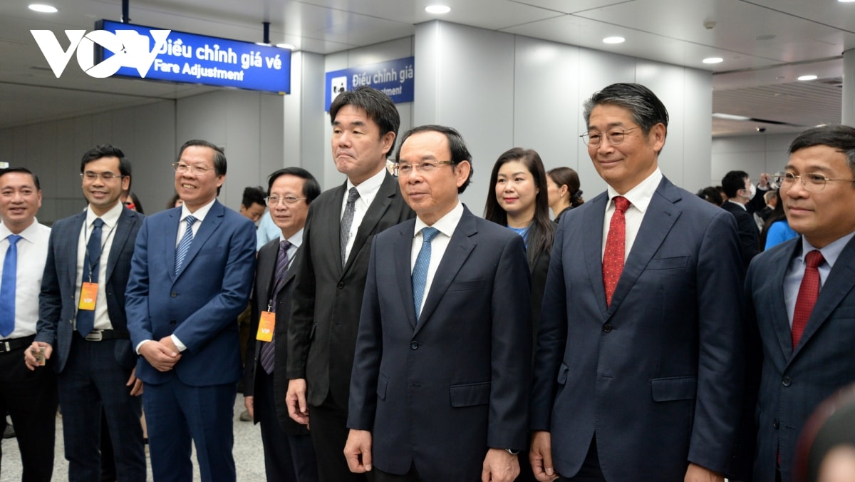 nha ga dong nghit nguoi den trai nghiem tuyen metro ben thanh - suoi tien hinh anh 2