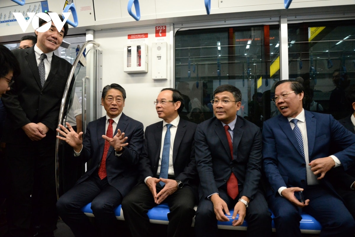 nha ga dong nghit nguoi den trai nghiem tuyen metro ben thanh - suoi tien hinh anh 3