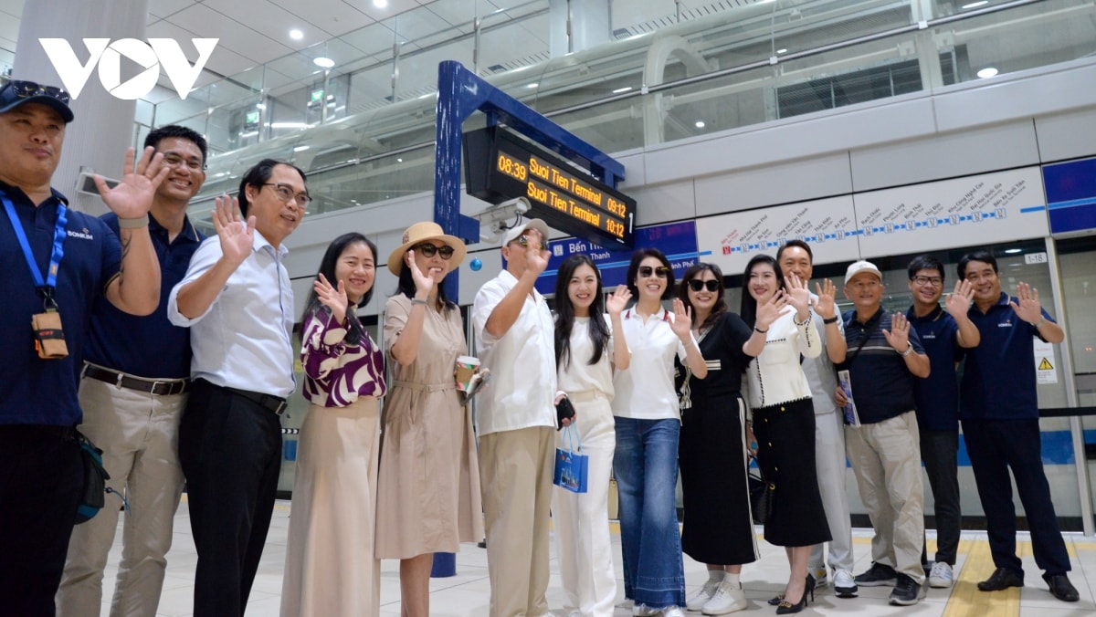 nha ga dong nghit nguoi den trai nghiem tuyen metro ben thanh - suoi tien hinh anh 4