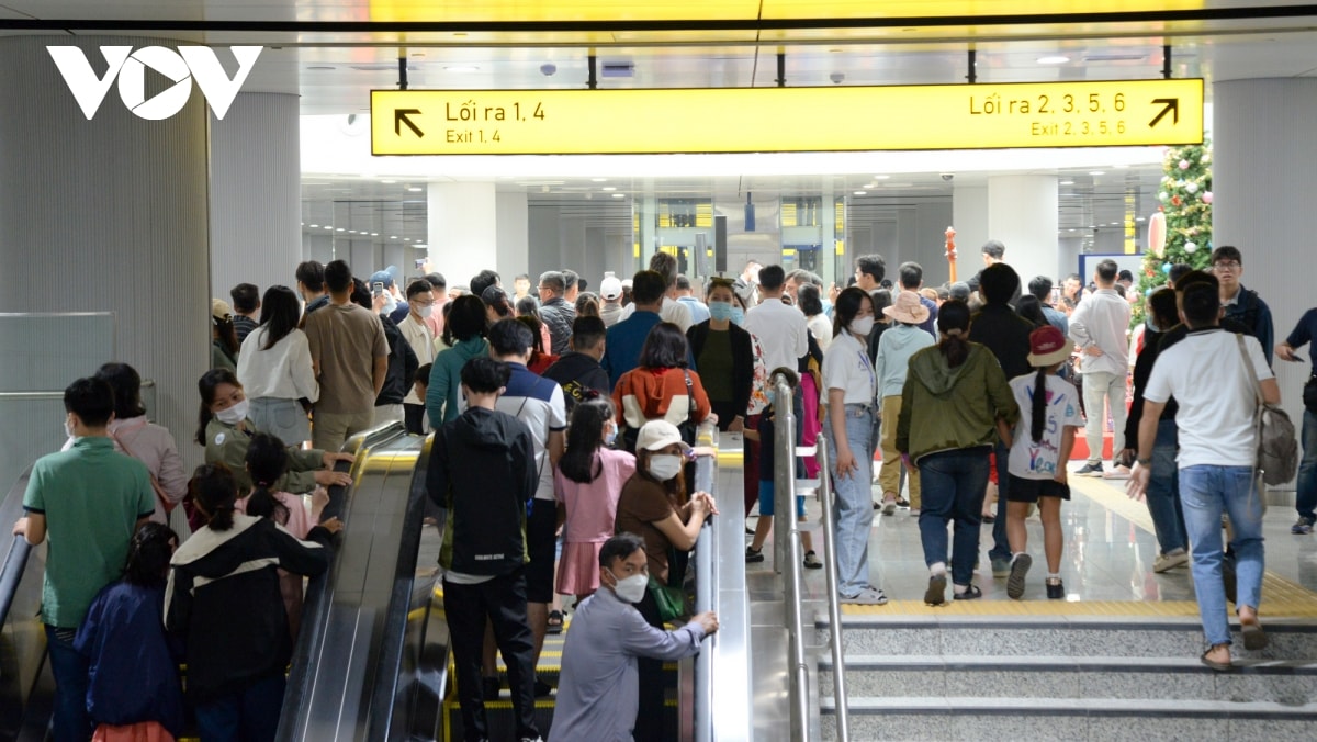 nha ga dong nghit nguoi den trai nghiem tuyen metro ben thanh - suoi tien hinh anh 5