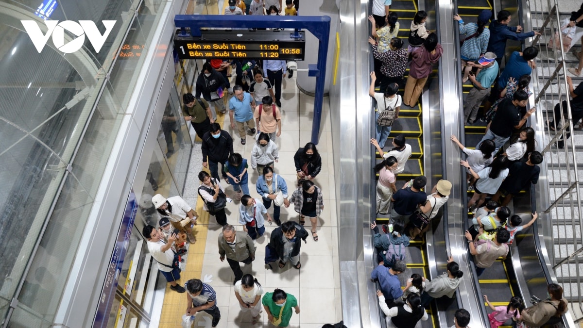 nha ga dong nghit nguoi den trai nghiem tuyen metro ben thanh - suoi tien hinh anh 6