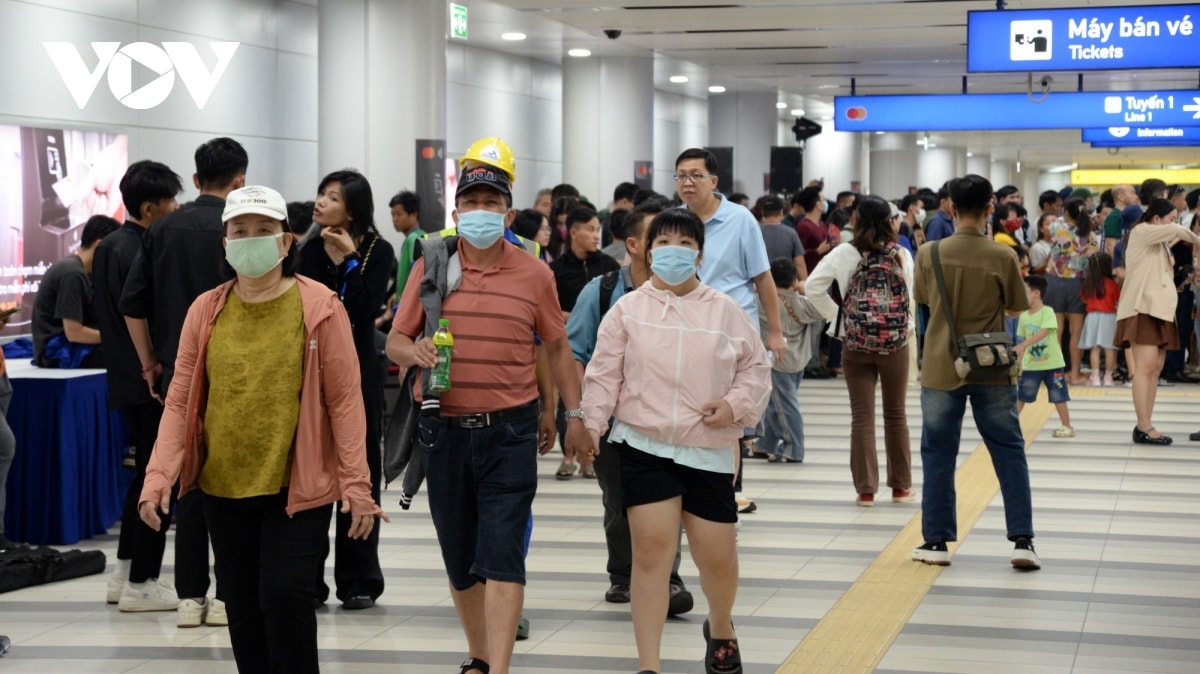 nha ga dong nghit nguoi den trai nghiem tuyen metro ben thanh - suoi tien hinh anh 7