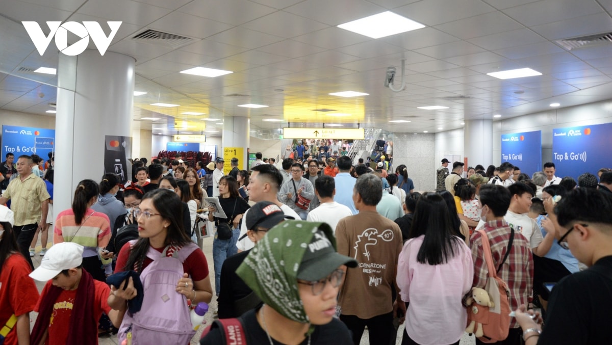 nha ga dong nghit nguoi den trai nghiem tuyen metro ben thanh - suoi tien hinh anh 8