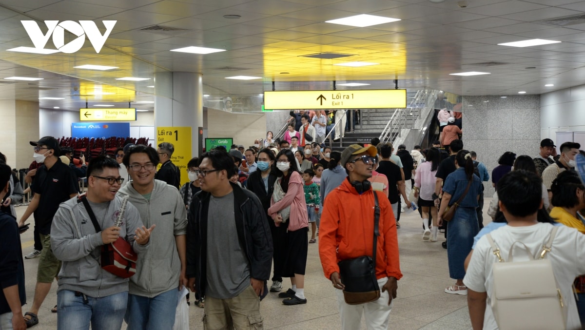 nha ga dong nghit nguoi den trai nghiem tuyen metro ben thanh - suoi tien hinh anh 9