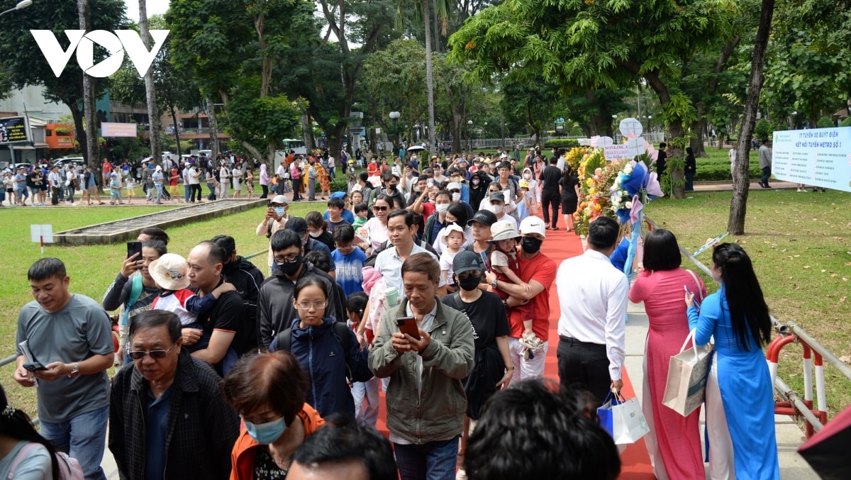 nha ga dong nghit nguoi den trai nghiem tuyen metro ben thanh - suoi tien hinh anh 12