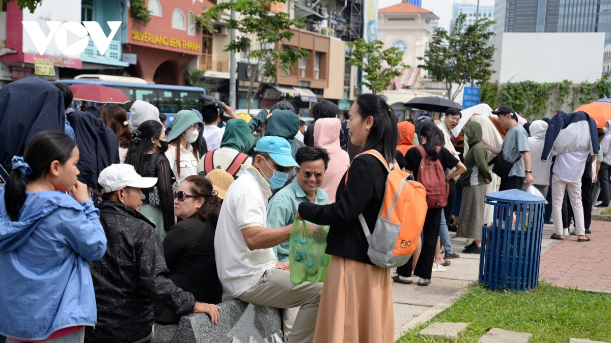 nha ga dong nghit nguoi den trai nghiem tuyen metro ben thanh - suoi tien hinh anh 15