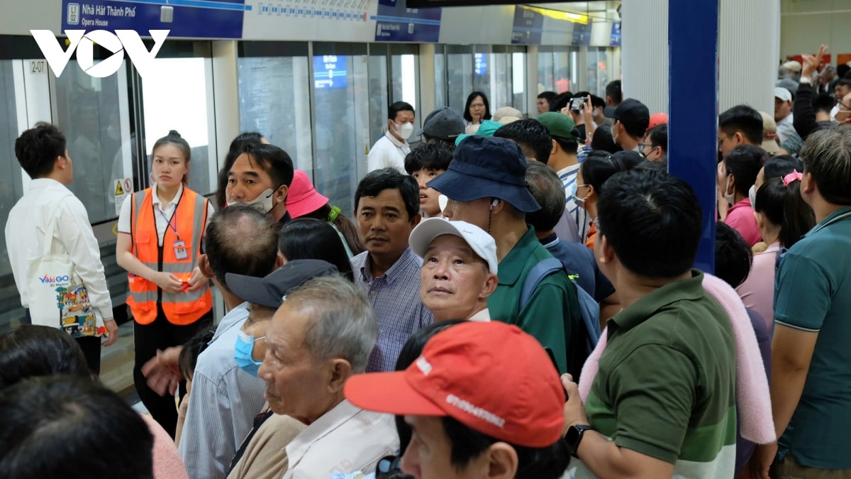 nha ga dong nghit nguoi den trai nghiem tuyen metro ben thanh - suoi tien hinh anh 17