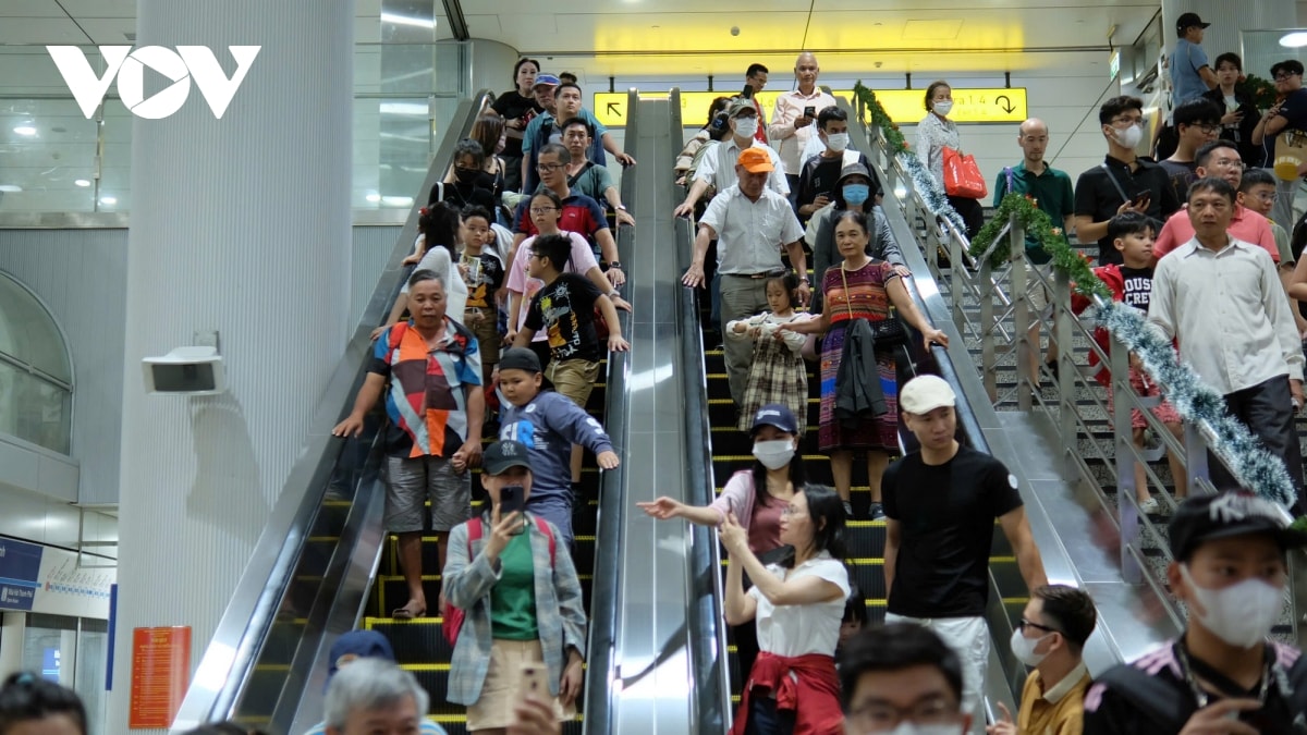 nha ga dong nghit nguoi den trai nghiem tuyen metro ben thanh - suoi tien hinh anh 18