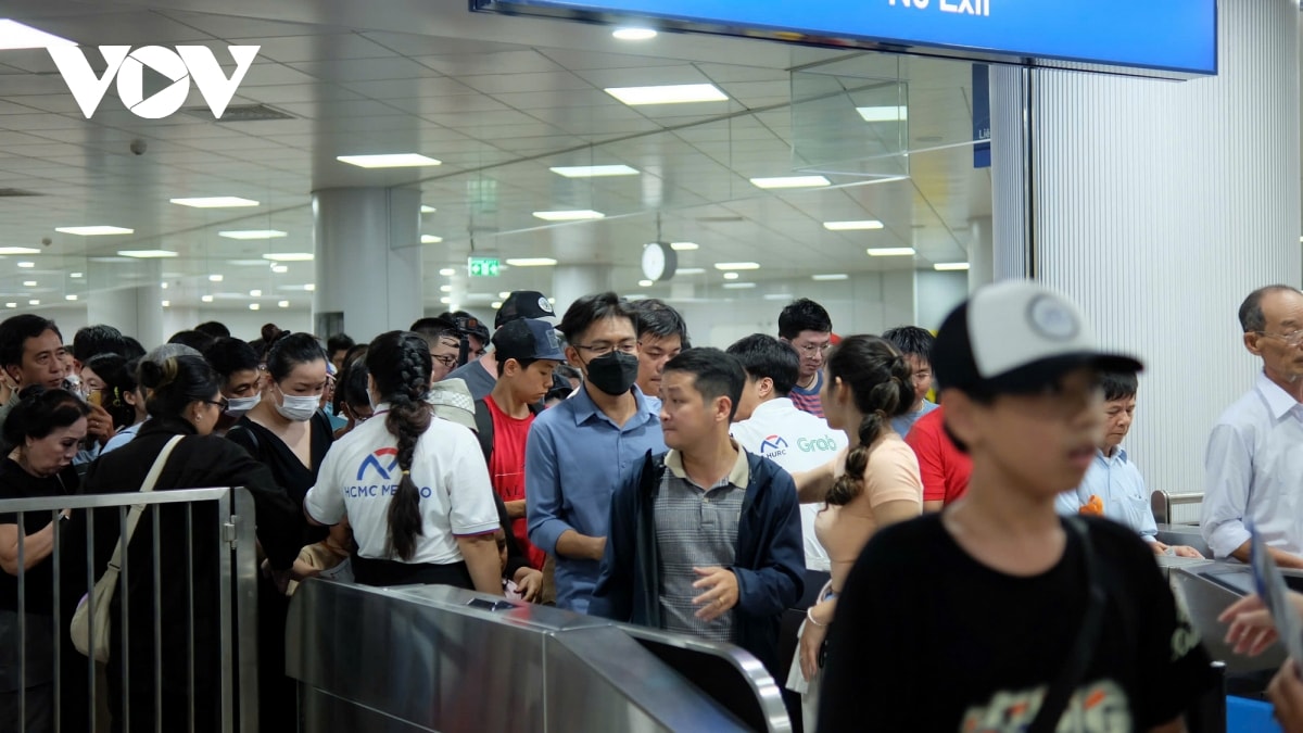 nha ga dong nghit nguoi den trai nghiem tuyen metro ben thanh - suoi tien hinh anh 19