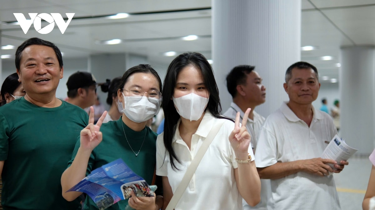 nha ga dong nghit nguoi den trai nghiem tuyen metro ben thanh - suoi tien hinh anh 23