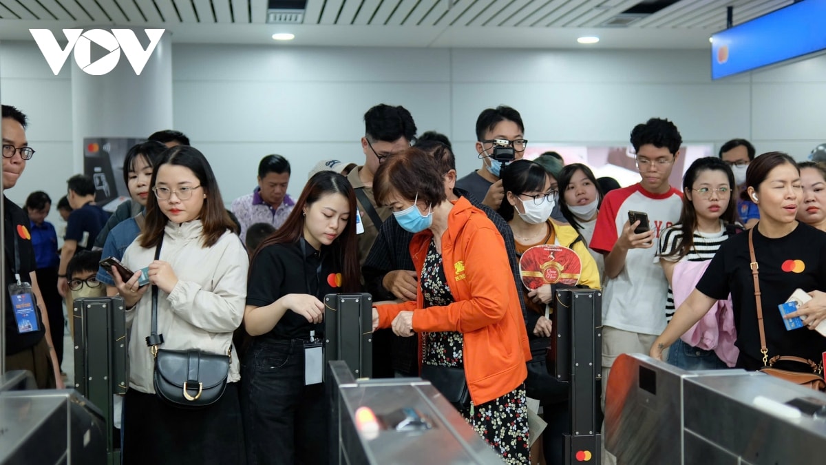 nha ga dong nghit nguoi den trai nghiem tuyen metro ben thanh - suoi tien hinh anh 20