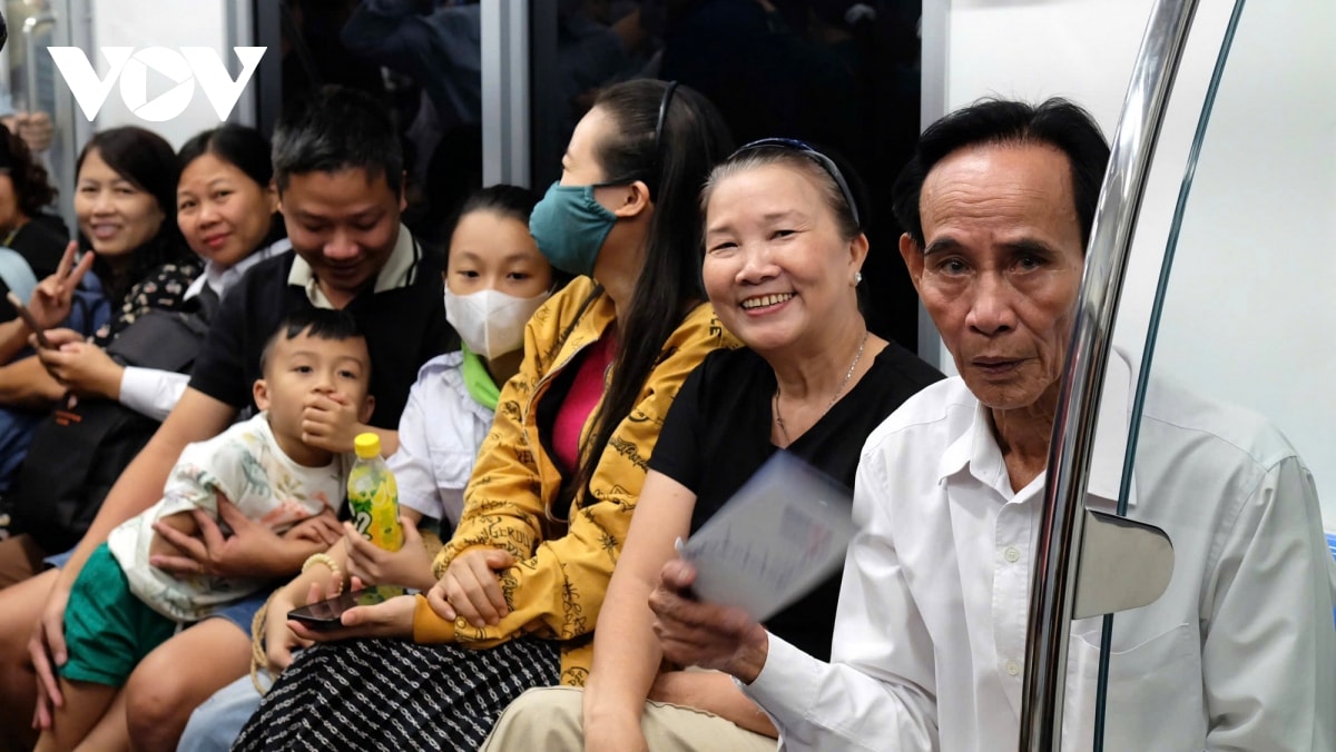 nha ga dong nghit nguoi den trai nghiem tuyen metro ben thanh - suoi tien hinh anh 22