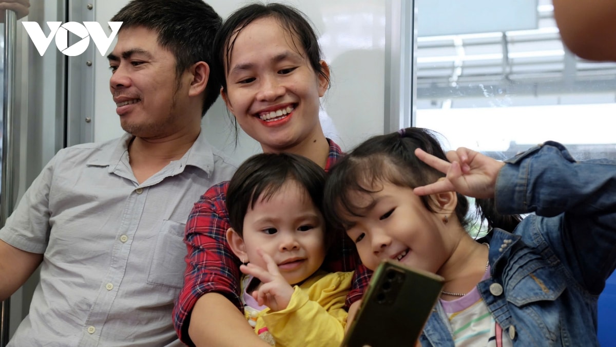 nha ga dong nghit nguoi den trai nghiem tuyen metro ben thanh - suoi tien hinh anh 24