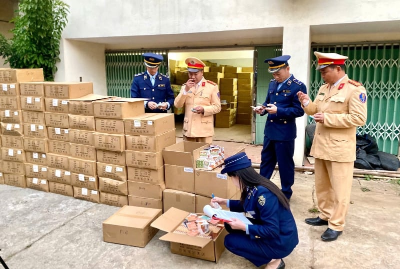 Lực lượng chức năng kiểm đếm linh kiện thuốc lá điện tử không rõ nguồn gốc xuất xứ. (Ảnh Hoàng Thơ)