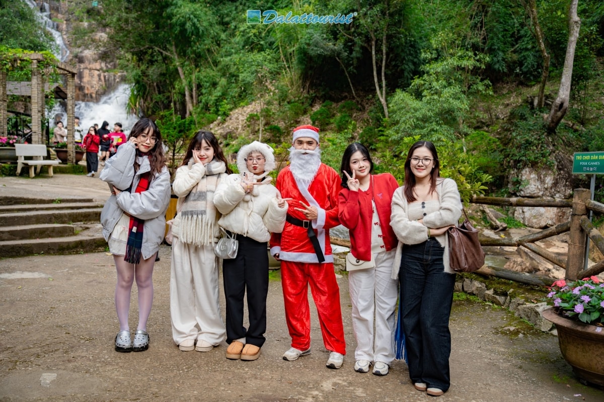 khong khi le hoi ron rang tai cac diem du lich noi tieng o Da lat hinh anh 16