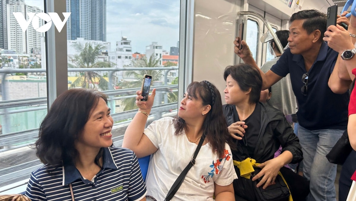 metro số 1 tphcm vẫn đông người trải nghiệm trong ngày thứ ba hoạt động hình ảnh 2 metro so 1 tphcm van dong nguoi trai nghiem trong ngay thu ba hoat dong hinh anh 2