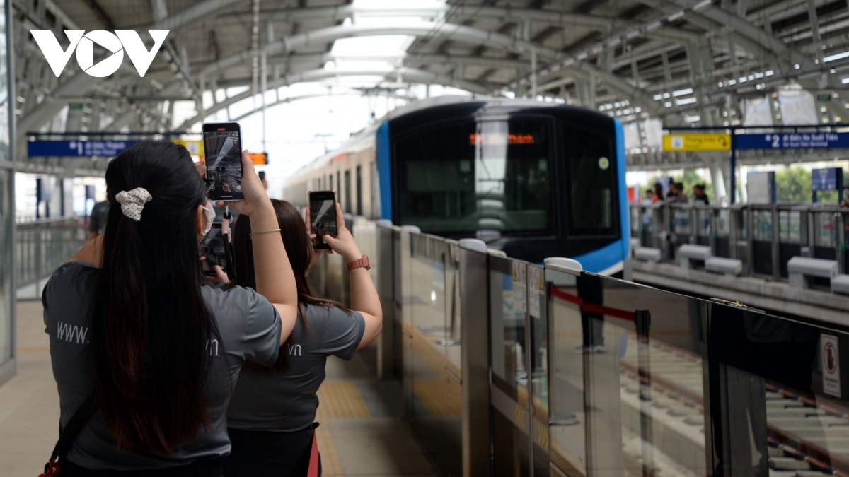 metro so 1 tphcm van dong nguoi trai nghiem trong ngay thu ba hoat dong hinh anh 3