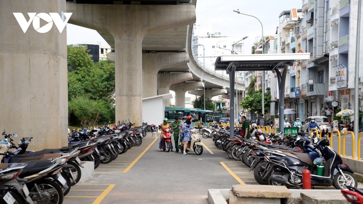 metro số 1 tphcm vẫn đông người trải nghiệm trong ngày thứ ba hoạt động hình ảnh 4 metro so 1 tphcm van dong nguoi trai nghiem trong ngay thu ba hoat dong hinh anh 4