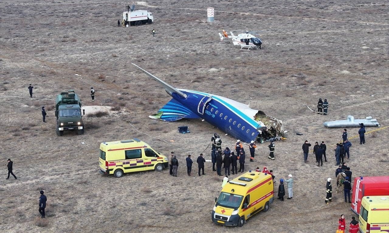 Hiện trường vụ rơi máy bay Azerbaijan Airlines ở Kazakhstan hôm 25/12. (Ảnh: Reuters)