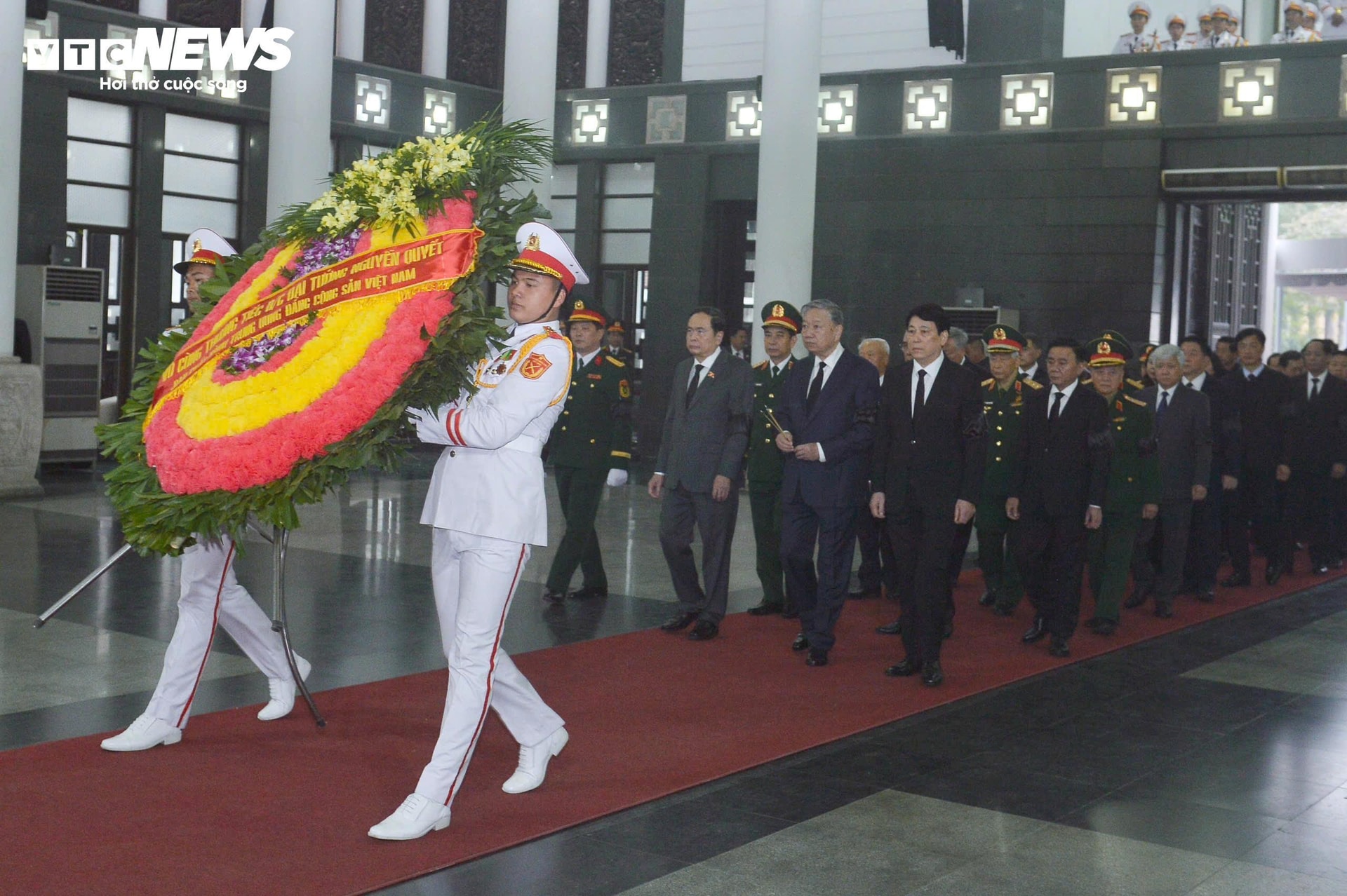 Đoàn đại biểu Ban Chấp hành Trung ương Đảng do Tổng Bí thư Tô Lâm làm trưởng đoàn vào viếng.