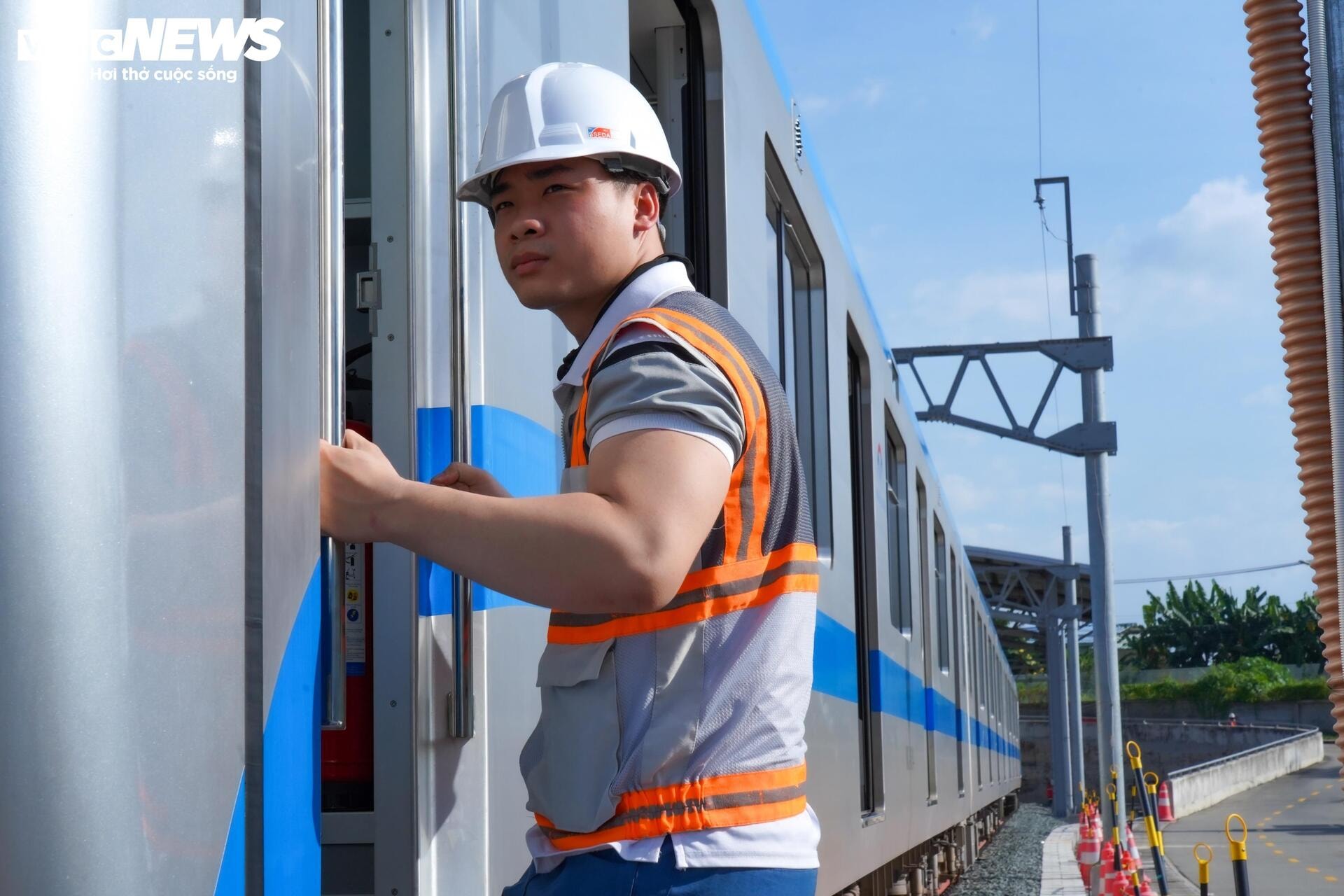 Ngày làm việc của ‘người hùng’ thầm lặng đảm bảo an toàn cho Metro số 1 - 13