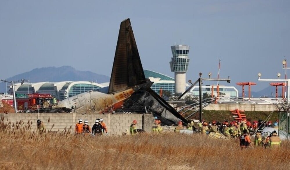 Phi cơ của Jeju Air cháy rụi sau vụ tai nạn. (Ảnh: Yonhap)