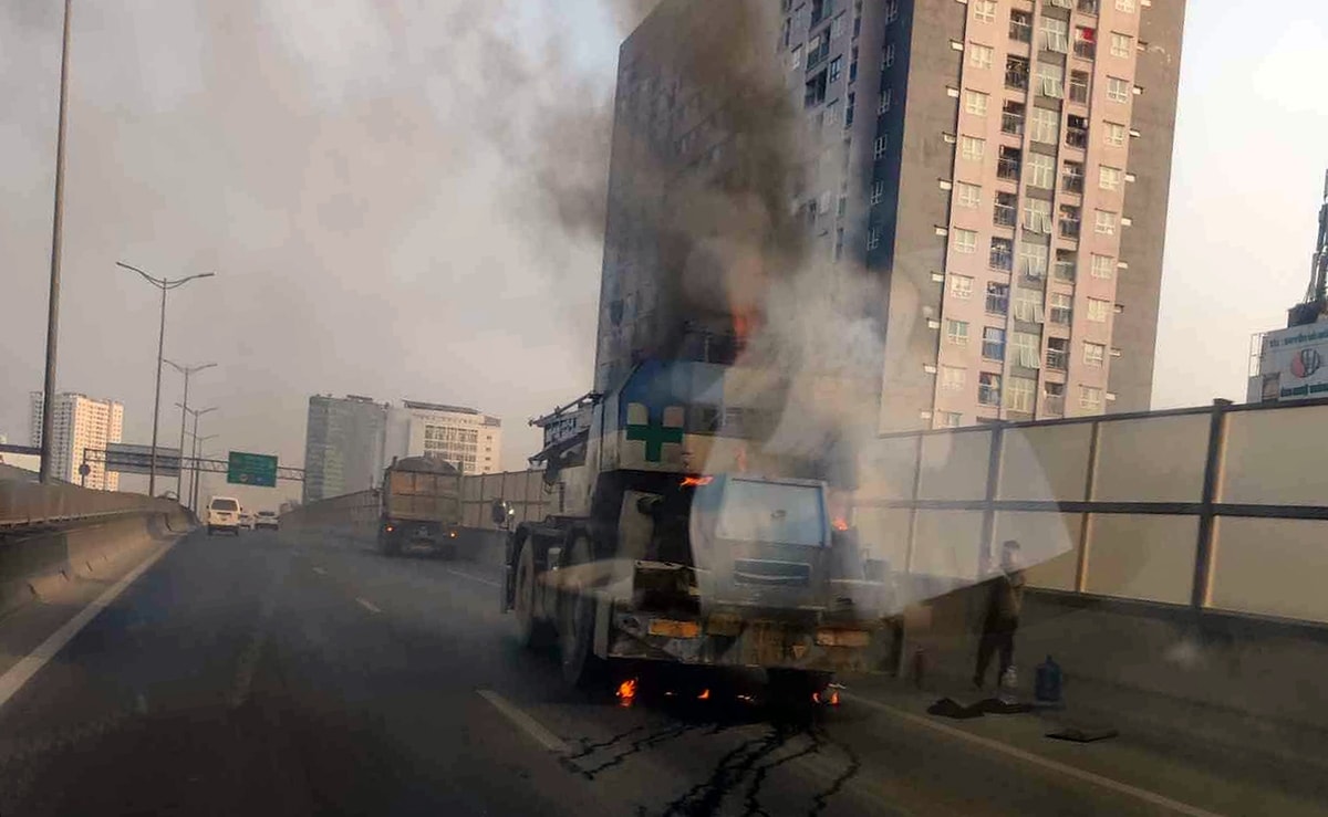 xe cau chay ngun ngut o vanh dai 3 tren cao doan qua mai dich, ha noi hinh anh 1