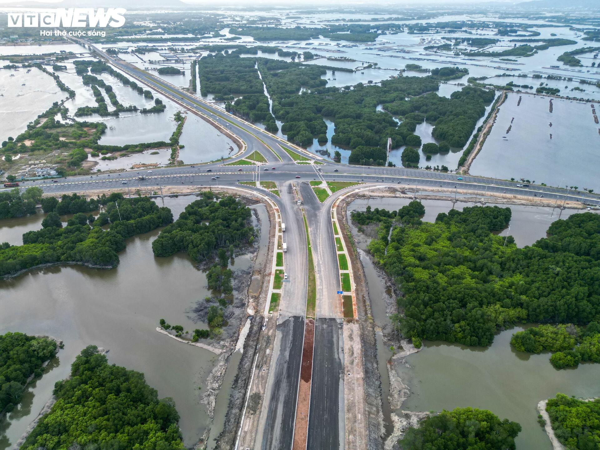 Diện mạo đường ven biển nối Bà Rịa - Vũng Tàu với Bình Thuận ngày cuối năm - 2