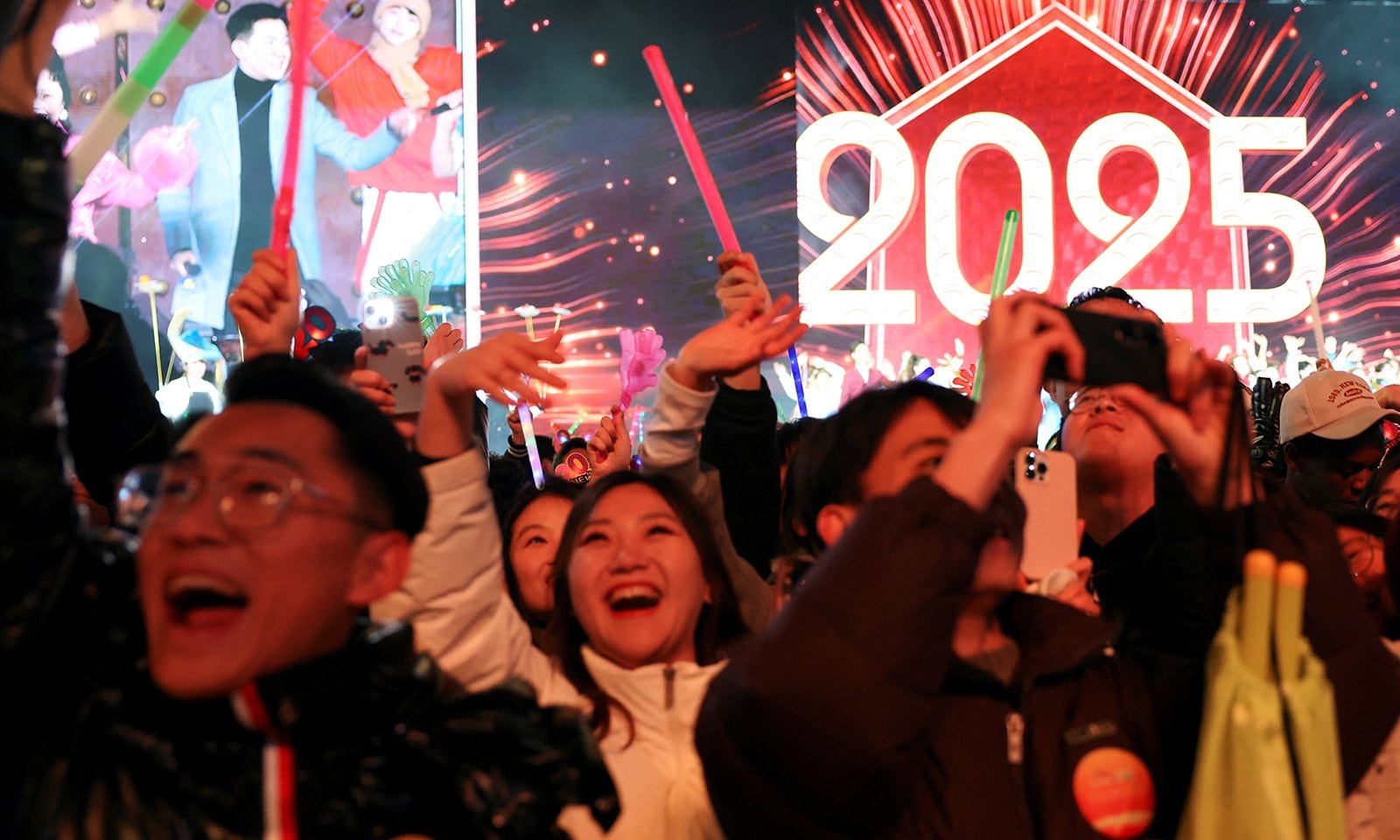 Mãn nhãn bữa tiệc sắc màu chào năm mới 2025 khắp thế giới - 6
