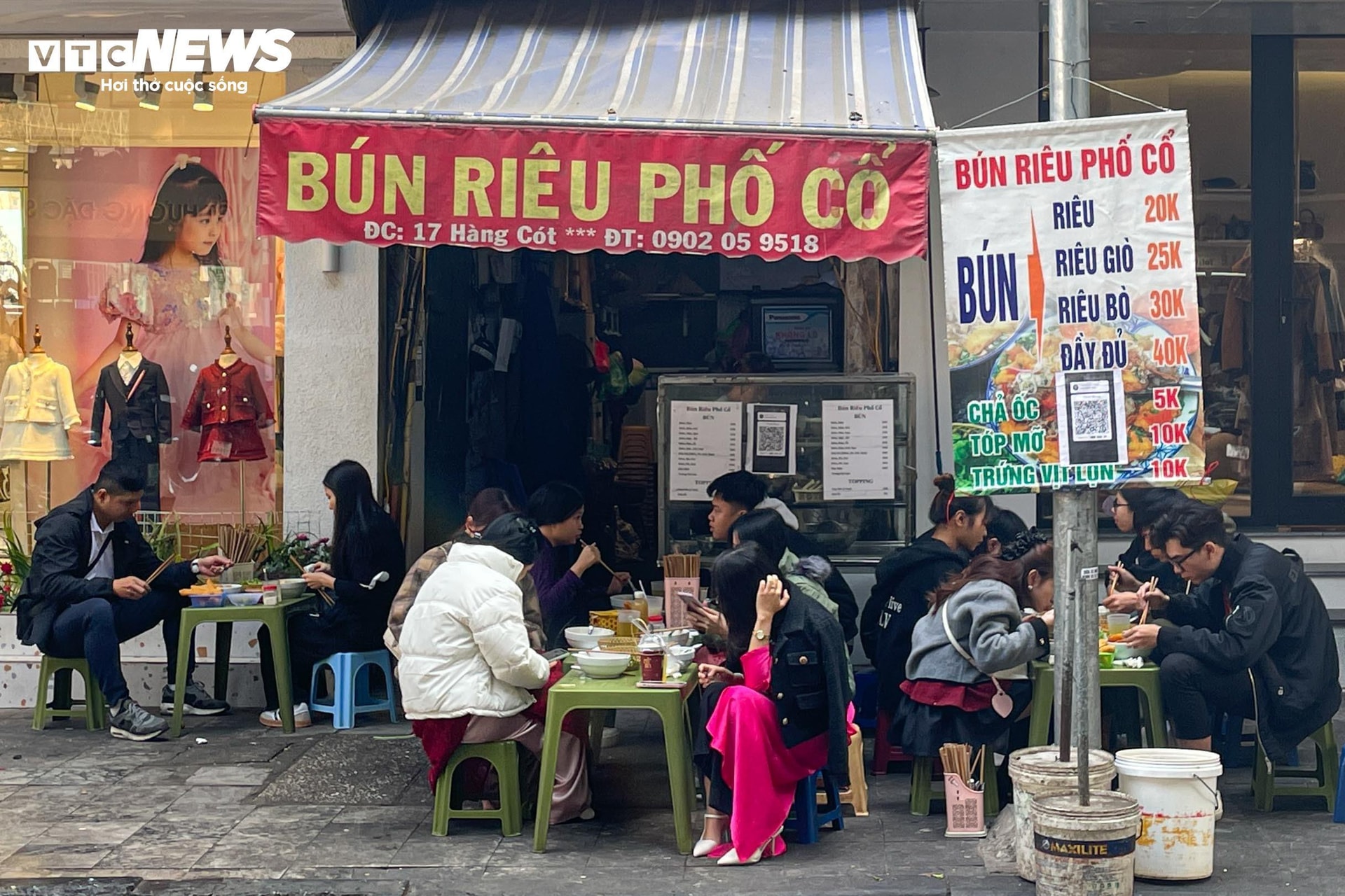 Hàng quán, trung tâm thương mại chật kín khách ngày đầu năm 2025 - 6