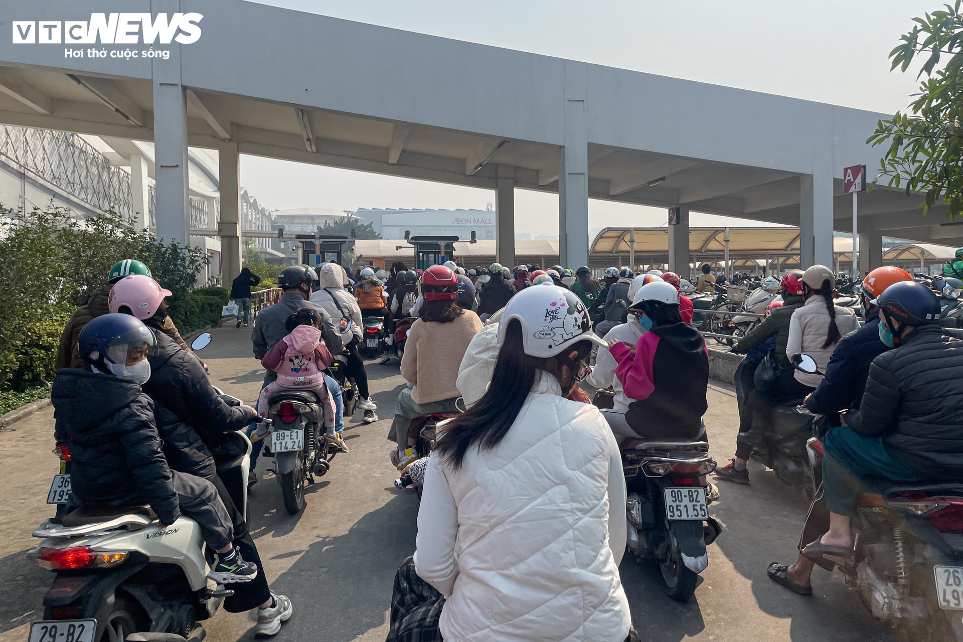 Không chỉ những hàng quán vỉa hè đông đúc, người dân còn kéo đến các trung tâm thương mại để vui chơi, mua sắm, ăn uống.