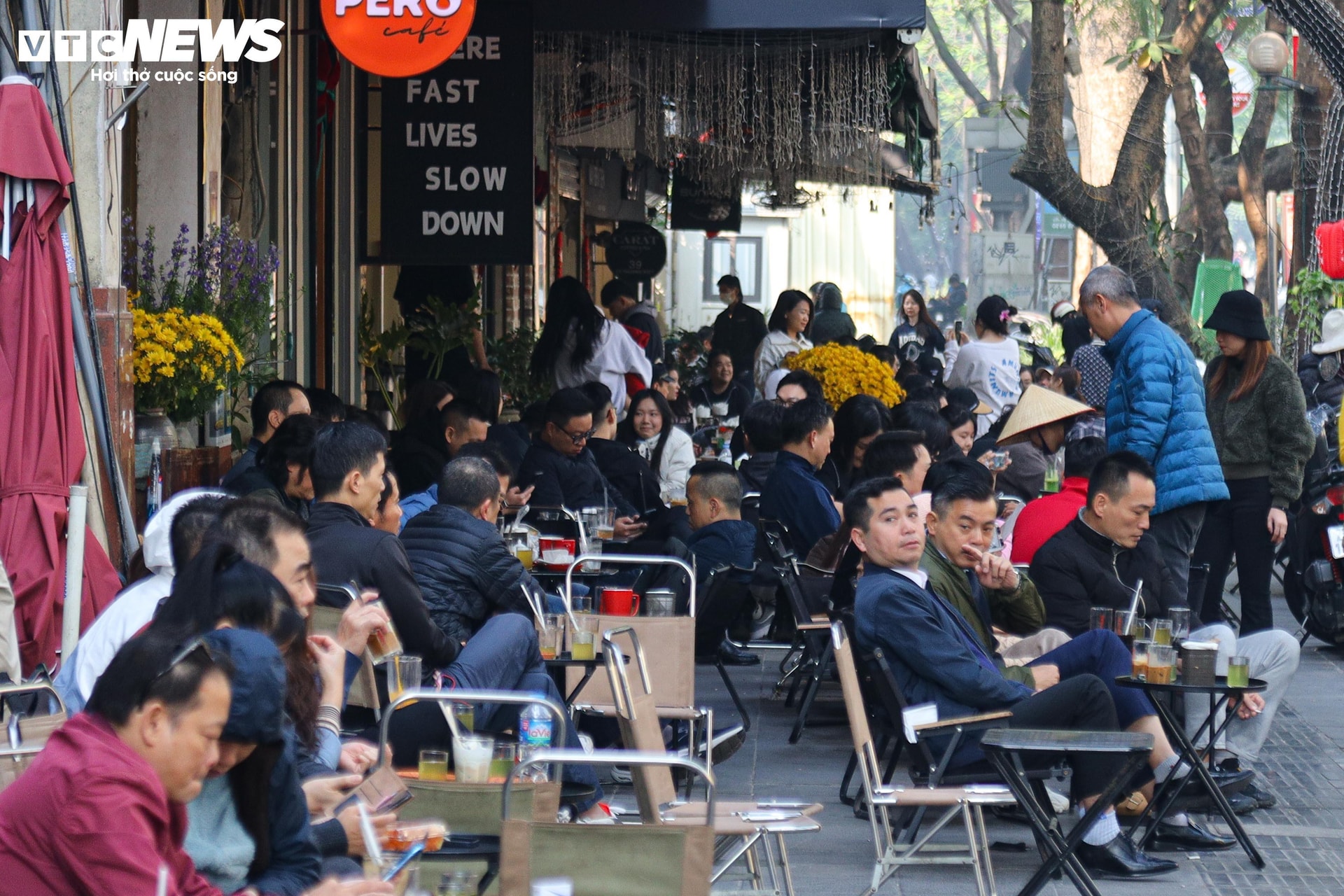 Hàng quán, trung tâm thương mại chật kín khách ngày đầu năm 2025 - 4