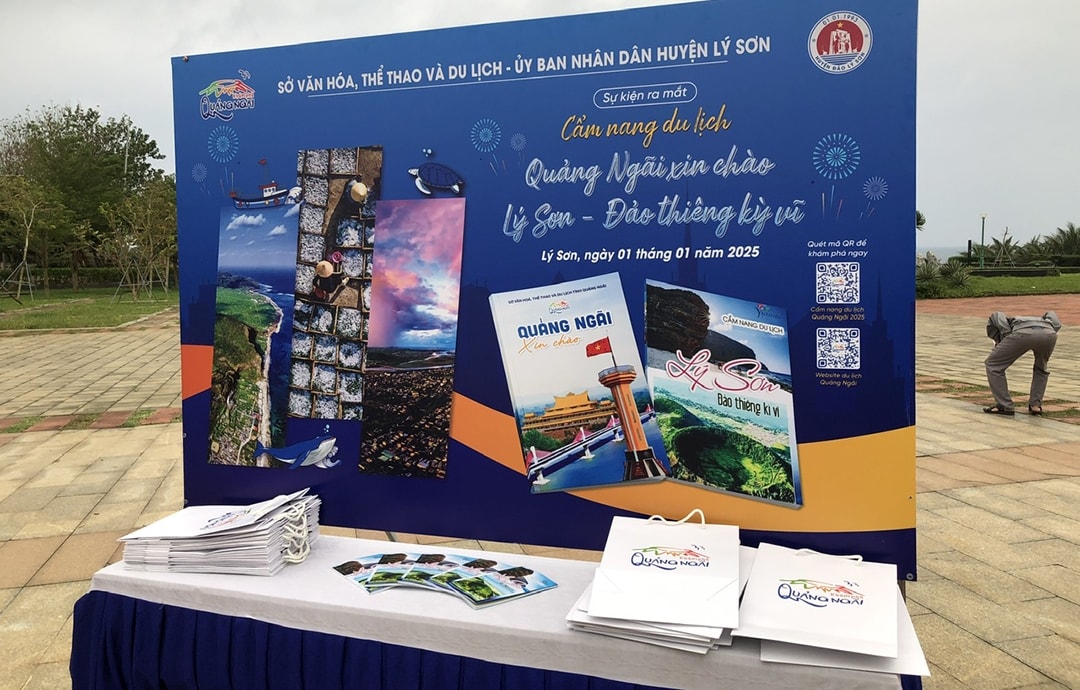 huyện đảo lý sơn tổ chức lễ chào cờ năm mới 2025 và đón khách du lịch hình ảnh 3 huyen dao ly son to chuc le chao co nam moi 2025 va don khach du lich hinh anh 3