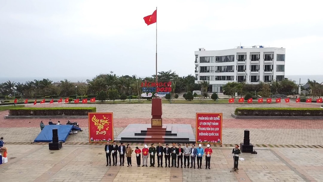 huyện đảo lý sơn tổ chức lễ chào cờ năm mới 2025 và đón khách du lịch hình ảnh 2 huyen dao ly son to chuc le chao co nam moi 2025 va don khach du lich hinh anh 2