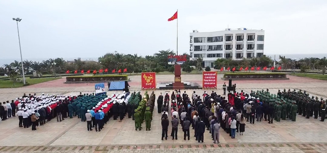 huyện đảo lý sơn tổ chức lễ chào cờ năm mới 2025 và đón khách du lịch hình ảnh 1 huyen dao ly son to chuc le chao co nam moi 2025 va don khach du lich hinh anh 1