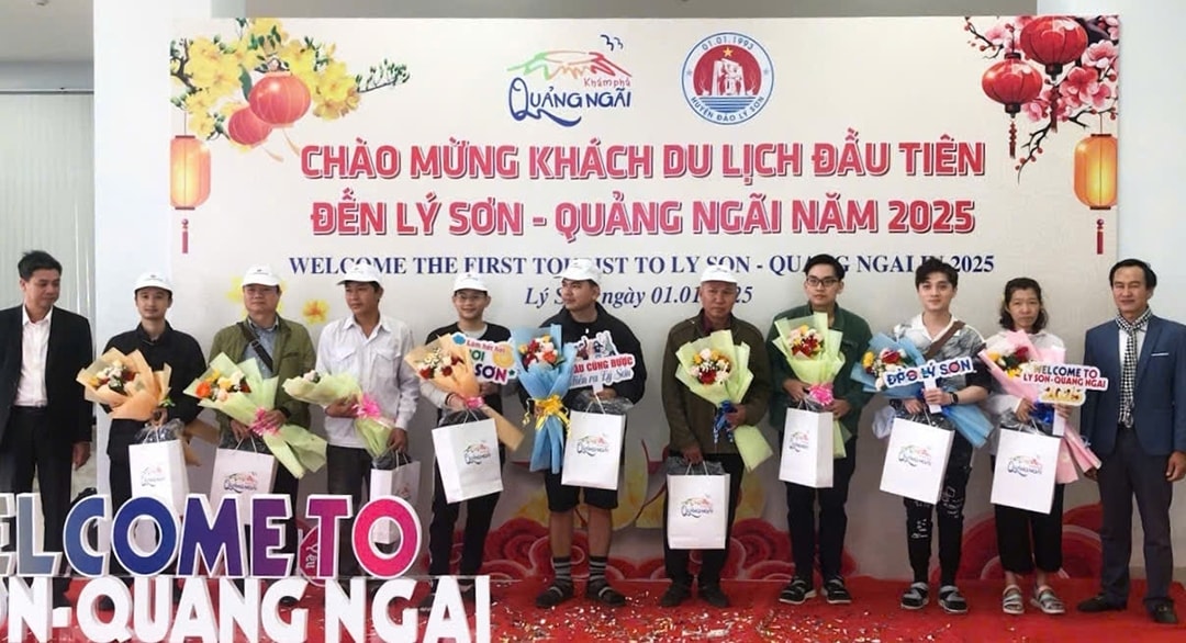 huyện đảo lý sơn tổ chức lễ chào cờ năm mới 2025 và đón khách du lịch hình ảnh 6 huyen dao ly son to chuc le chao co nam moi 2025 va don khach du lich hinh anh 6