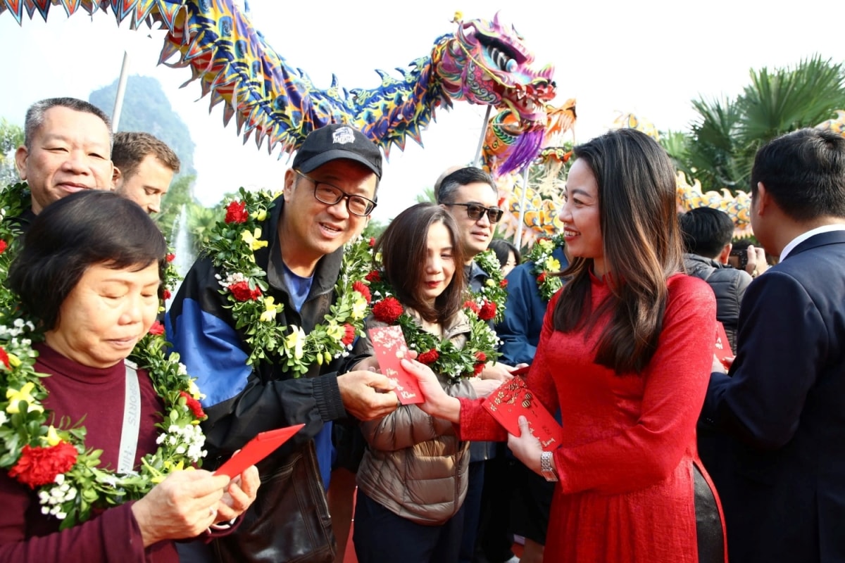 vương quốc hang động quảng bình đón những vị khách đầu tiên xông đất năm mới hình ảnh 1 vuong quoc hang dong quang binh don nhung vi khach dau tien xong dat nam moi hinh anh 1